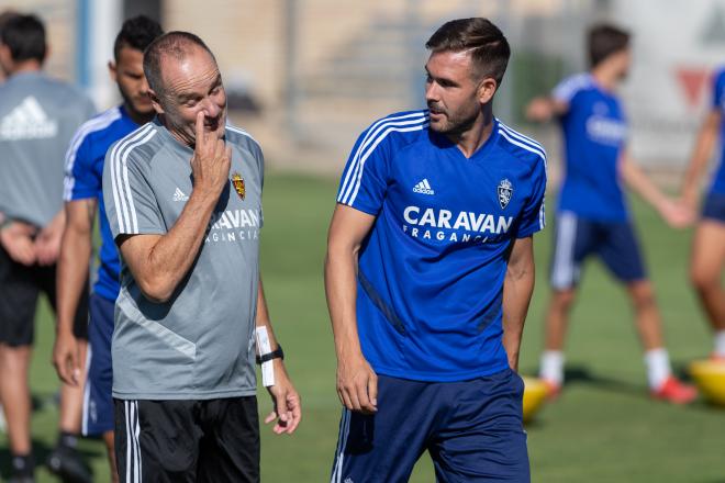 Víctor conversa con Atienza durante un entrenamiento de pretemporada del Real Zaragoza (Foto: Daniel Marzo).