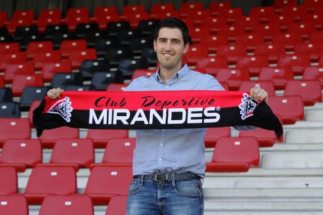 El exlateral del Athletic Club Andoni Iraola en su presentación como técnico del Mirandés (Foto: CD Mirandés).