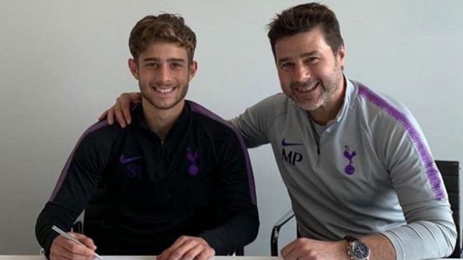 Maurizio Pochettino, junto a su padre, firmando su contrato con el Tottenham.