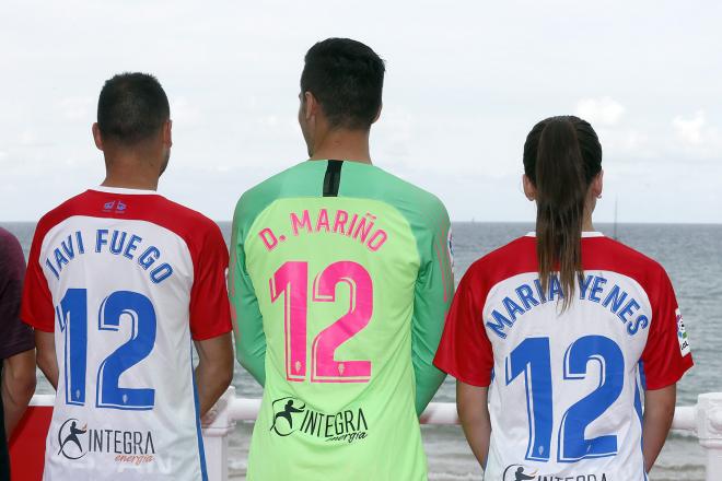 Diego Mariño, Fuego y Yenes, de espaldas, con las nuevas camisetas del Sporting 19/20 (Foto: Luis Manso).