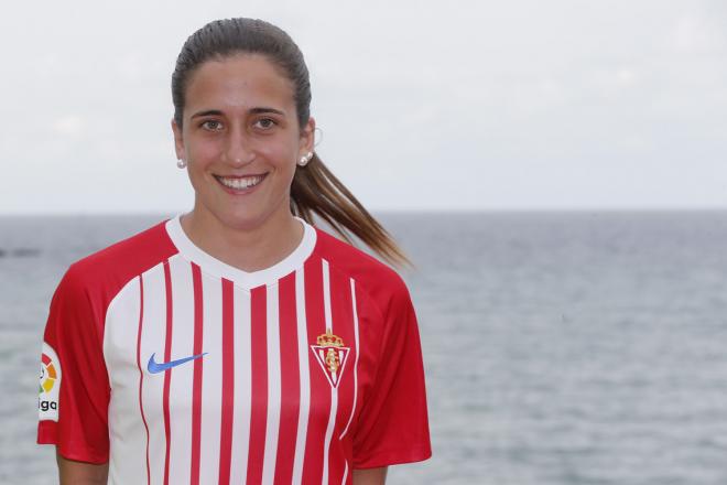 María Yenes, del Femenino, con la primera camiseta del Sporting 19/20 (Foto: Luis Manso).