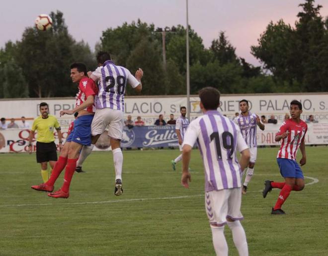 Pucela y Atlético Tordesillas, en el último encuentro amistoso entre ambos (Foto: RealValladolid.es).