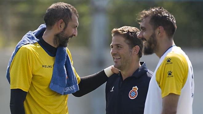 Borja Iglesias con Diego López en un entrenamiento.