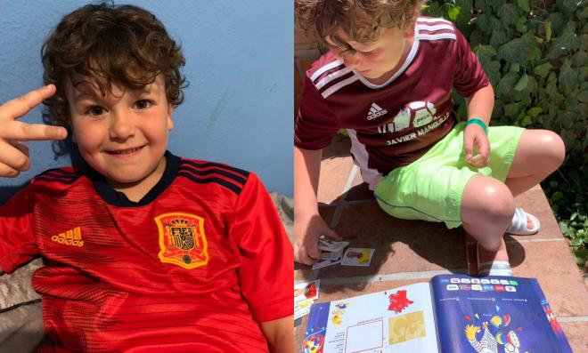 El pequeño Iker, con la camiseta de la selección española femenina y el álbum de cromos del Mundial de Francia.
