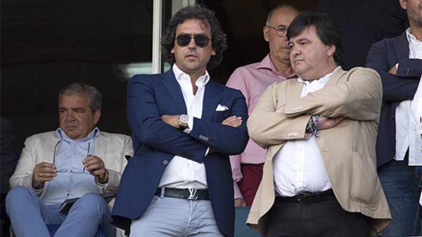 Juanma López, a la izquierda, presencia un partido de fútbol (Foto: EFE).