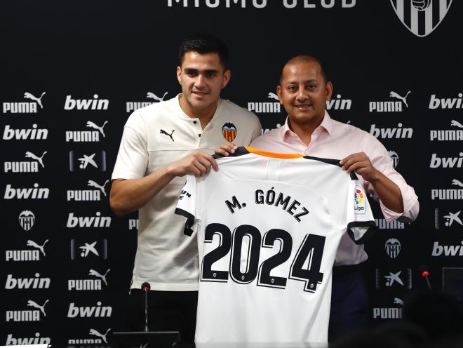 Maxi Gómez, presentado como nuevo jugador del Valencia. (Foto: David González)