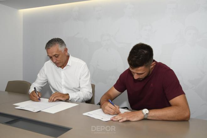 Paco Zas y Koke Vegas firmando el contrato del portero (Foto:Deportivo).