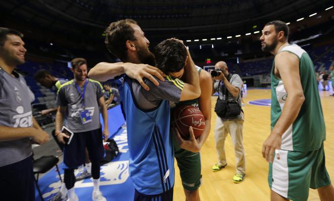 Sergio Rodríguez y Carlos Suárez se abrazan (Foto: EFE).