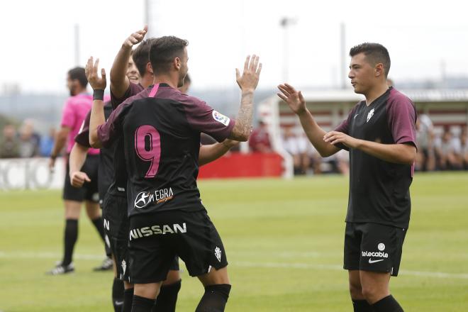 Los jugadores del Sporting celebran un gol frente al Gijón Industrial (Foto: Luis Manso).