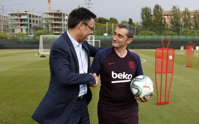 Valverde y Bartomeu se saludan en la Ciudad Deportiva (Foto: FC Barcelona).
