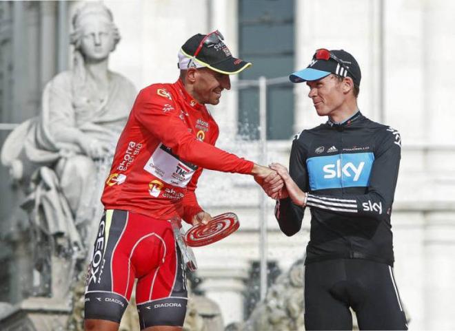 Cobo da la mano a Froome en el podio de La Vuelta 2011.