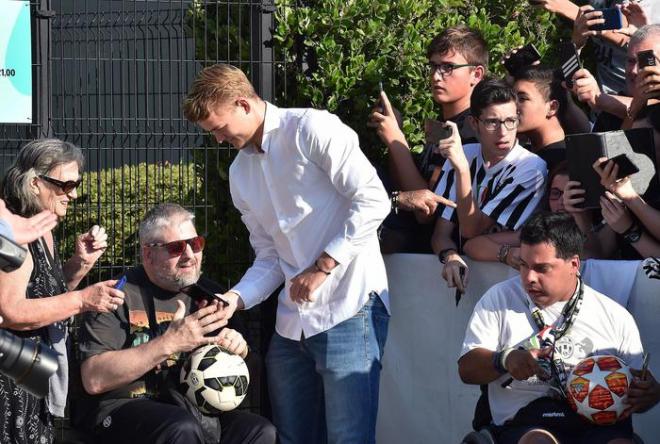 De Ligt, uno de los fichajes del verano, saluda a aficionados de la Juve.