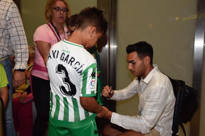Dani Martín firma la camiseta de un niño del Betis en su llegada al aeropuerto de Sevilla (Foto: Kiko Hurtado).