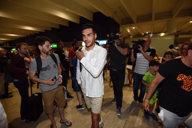 Dani Martín, en su llegada al aeropuerto de Sevilla para firmar por el Betis (Foto: Kiko Hurtado).