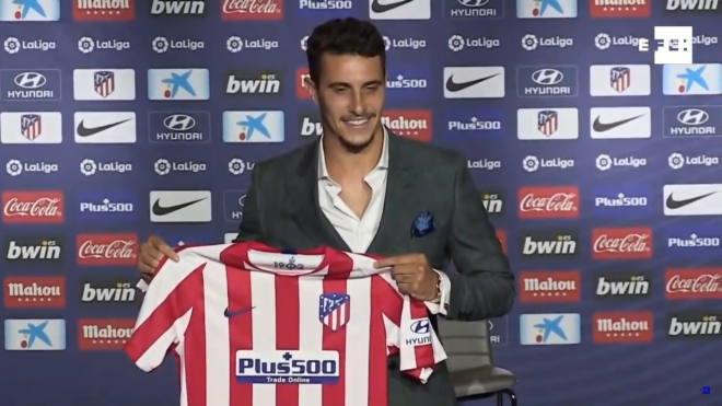 Mario Hermoso posa con la camiseta del Atlético de Madrid.