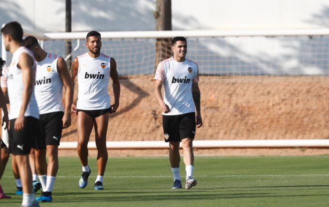 Maxi Gómez, en su primer entrenamiento con el Valencia CF (Foto: David González)