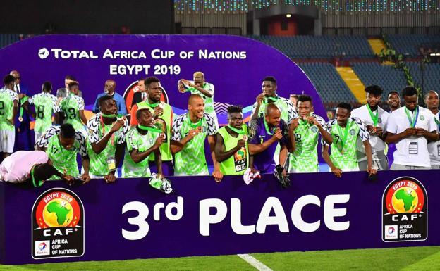 Nigeria posa como tercera del torneo.