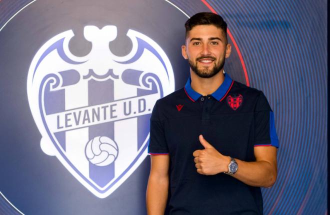 Rafa González posa con el escudo del Levante UD.