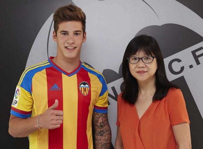 Santi Mina con Layhoon el día de su fichaje por el Valencia CF