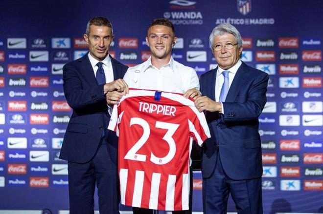 Trippier, presentado como nuevo jugador del Atlético, posa con Enrique Cerezo y Andrea Berta (Foto: EFE).