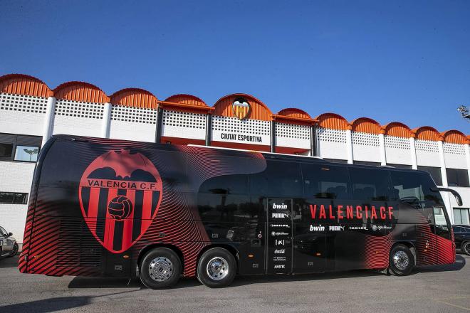 Autobús del Valencia CF estacionado delante de su ciudad deportiva de Paterna.