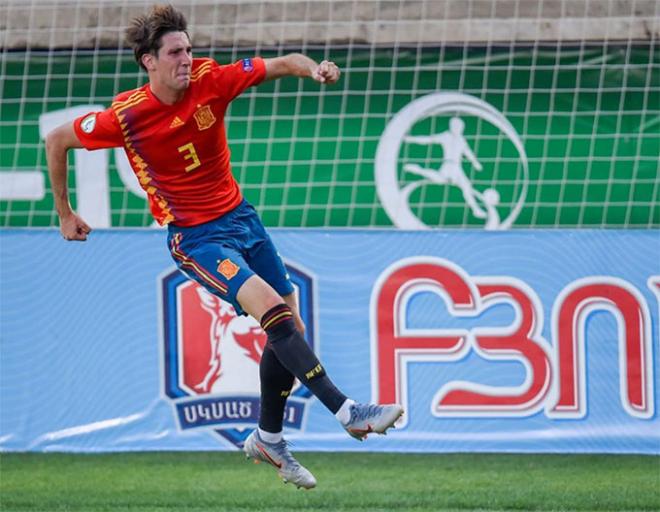Miranda celebra un gol con la selección española sub 19.