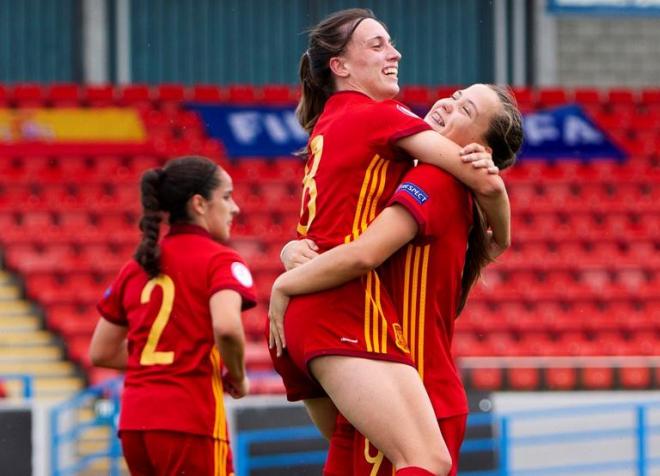 Olga Carmona y Claudia Pina celebran un gol en el Europeo sub 19.