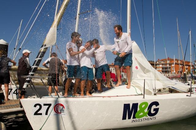 La tripulación del M&G celebra con champán su victoria en el Mundial J80.