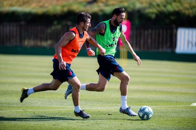 Bardhi y Morales durante el entrenamiento. (Foto: Levante UD).