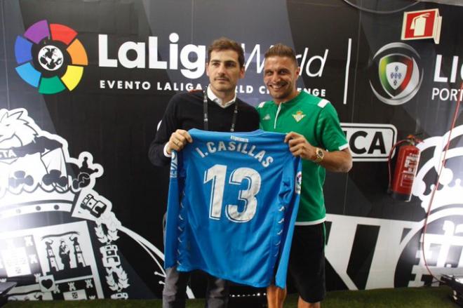 Joaquín, con Casillas (Foto: Real Betis).