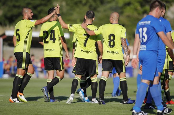 Jugadores del Real Zaragoza celebran uno de los goles de Linares ante el Peña Ferranca (Foto: Dani Marzo).