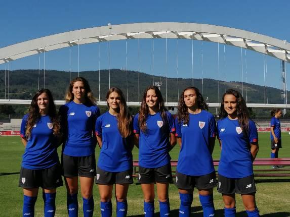 Las cinco jugadoras que suben del filial junto a la nueva portera rojiblanca Andrea de la Nava (Foto: DMQ Bizkaia).