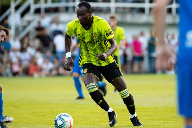 Dwamena, durante el primer encuentro de pretemporada ante el Peña Ferranca (Foto: Dani Marzo).