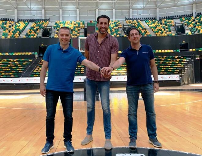 El cuerpo técnico de Bilbao Basket al completo: Javi Salgado, Álex Mumbrú y Lolo Encinas (Foto: RETAbet Bilbao Basket).