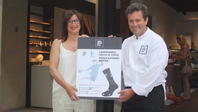 Tati Garmendia junto al maestro pastelero Javier Aramendia en la presentación del nuevo patrocinio (Foto: Bera Bera).