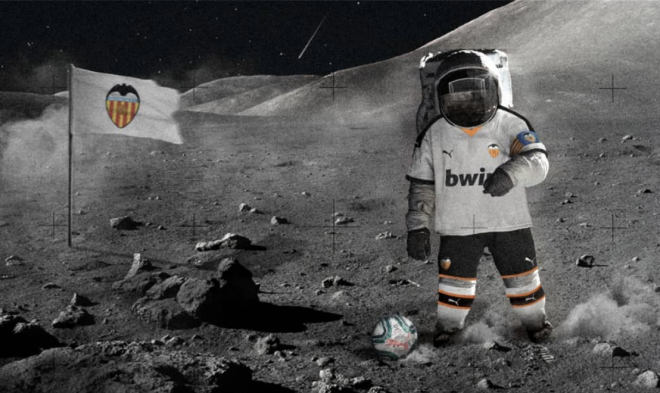 El Valencia CF homenajea el primer viaje a la Luna