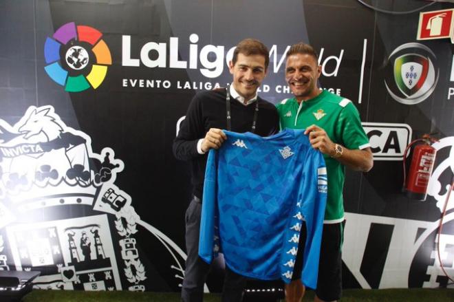 Joaquín le entregó la camiseta a Casillas (Foto: Real Betis).