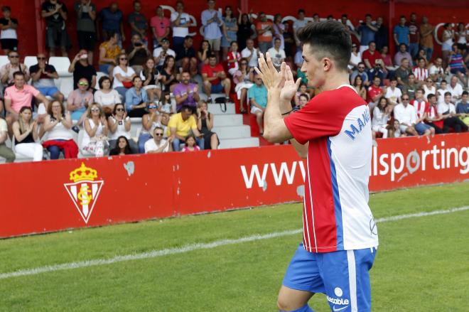 Manu García aplaude a la afición en su presentación (Foto: Luis Manso).