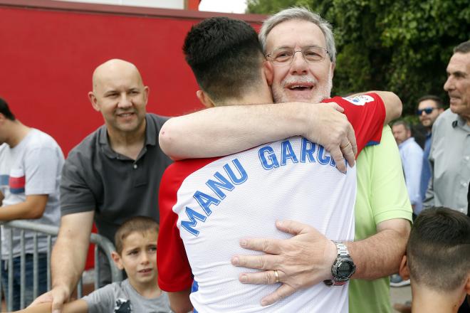 Emotivo abrazo entre Manu García y Rogelio, empleado del club (Foto: Luis Manso).