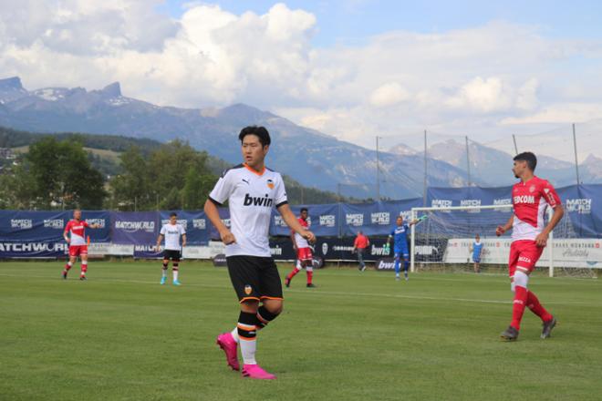 Kangin Lee disputando los primeros minutos de la temporada ante el AS Mónaco