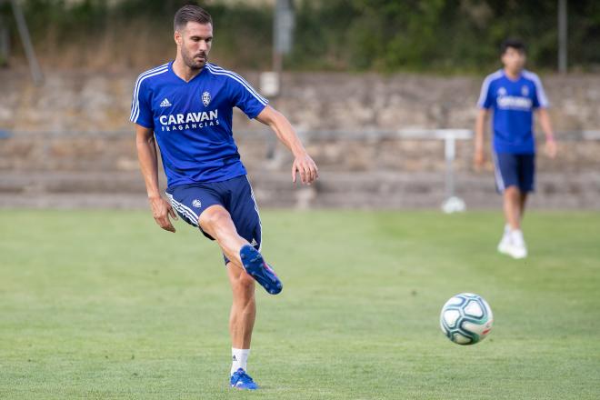 Atienza en un entrenamiento del Real Zaragoza (Foto: Daniel Marzo).