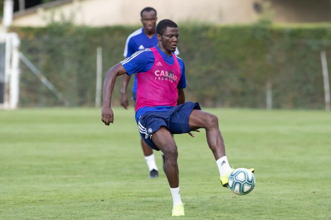 Bikoro en un entrenamiento del Real Zaragoza (Foto: Daniel Marzo).