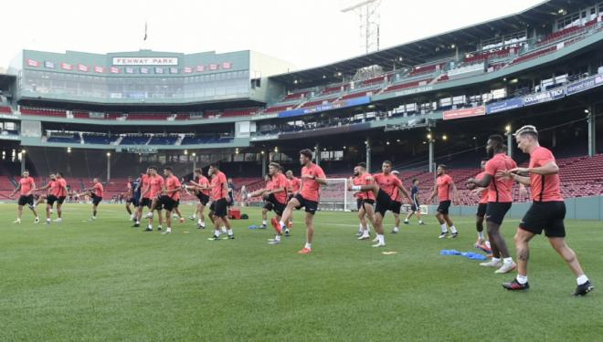 Los jugadores del Sevilla se entrenan en el Fenway Park de Boston (Foto: Sevilla FC).