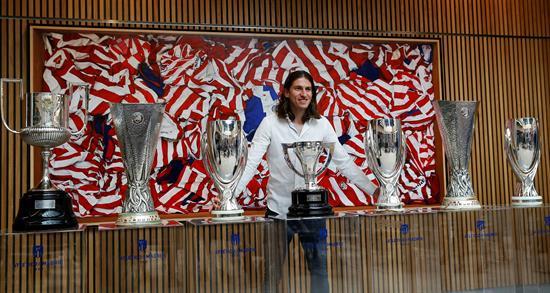 Filipe Luis posando con los trofeos que ganó con el Atlético.