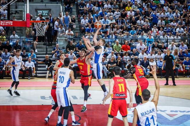 Ignacio Rosa defiende un ataque israelí (Foto: FIBA).