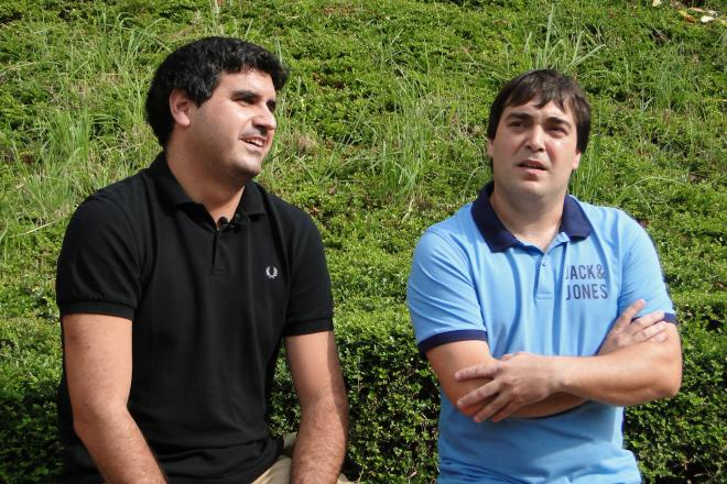 Igor Arriaga y Jon Agirreazaldegi, durante la entrevista con ElDesmarque sobre Mikel Oyarzabal (Foto: Giovanni Batista).