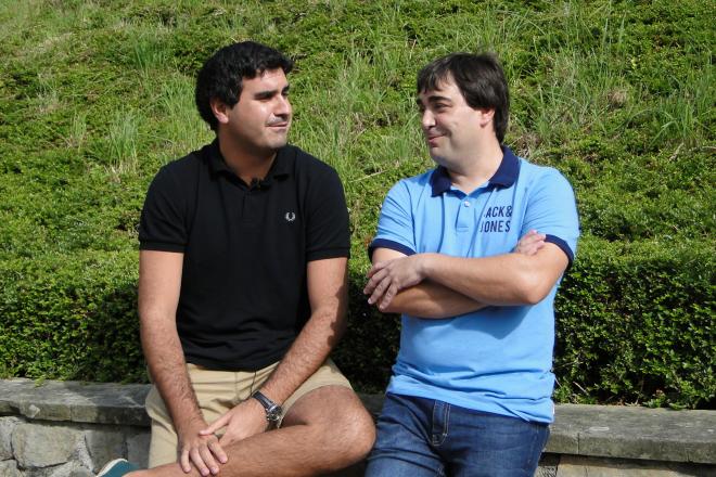 Igor Arriaga y Jon Agirreazaldegi, entrenadores de Mikel Oyarzabal en las categorías inferiores del Eibar. (Foto: Giovanni Batista)