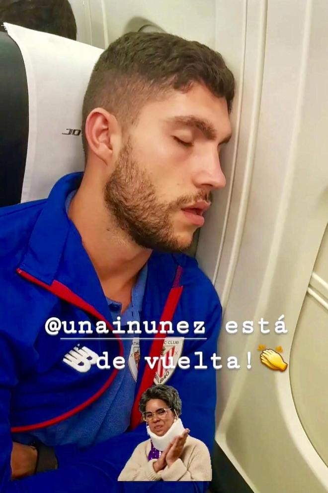 Unai Núñez dormido en el avión que lleva al Athletic Club a Alemania.