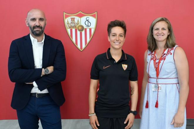 Claire Flaknor, junto a Monchi y Amparo (Foto: Sevilla FC).