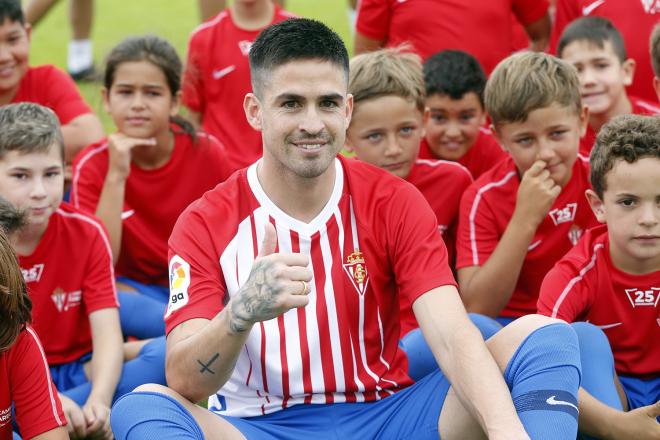 Damián Pérez posa con los niños en Mareo durante su presentación con el Sporting (Foto: Luis Manso).